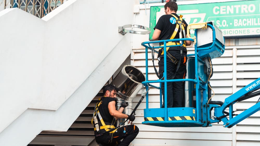 Unión de dos tramos del conducto de extracción en altura