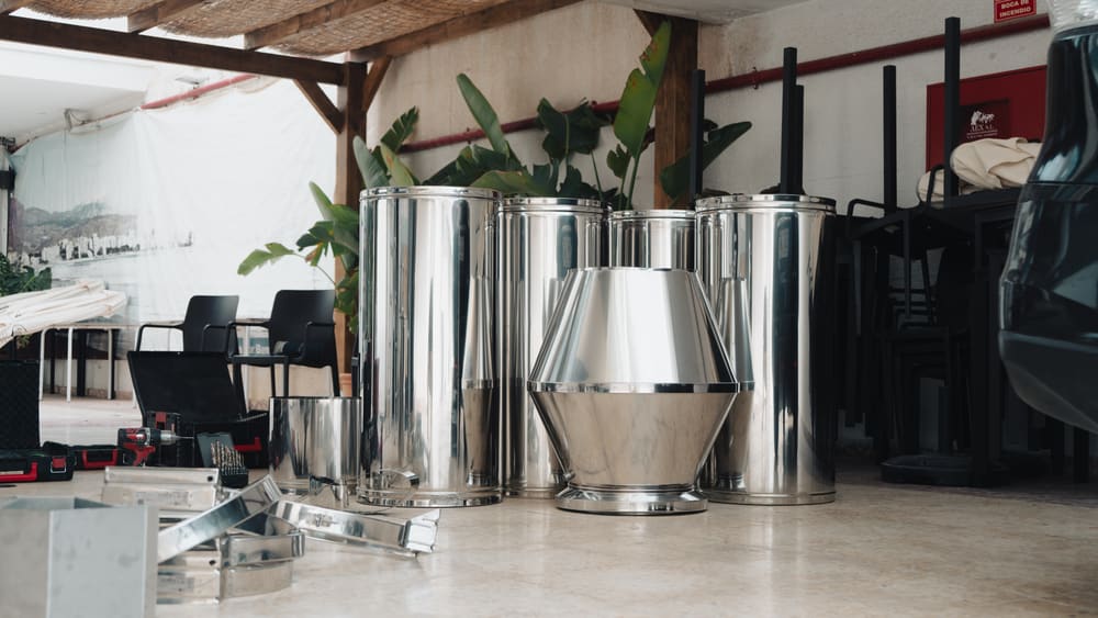 Tramos de chimenea de acero inoxidable preparados en el taller de Frimec