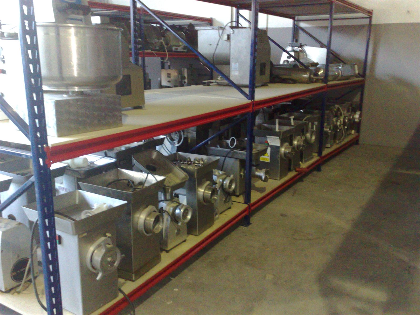 Maquinaria de elaboración alimentaria en el taller de Frimec